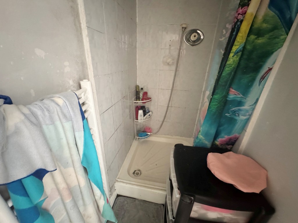 Lot: 72 - FREEHOLD BLOCK OF FOUR FLATS - Flat 3 - Shower
